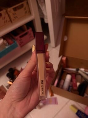 Hourglass Vanish Airbrush Concealer in Oat